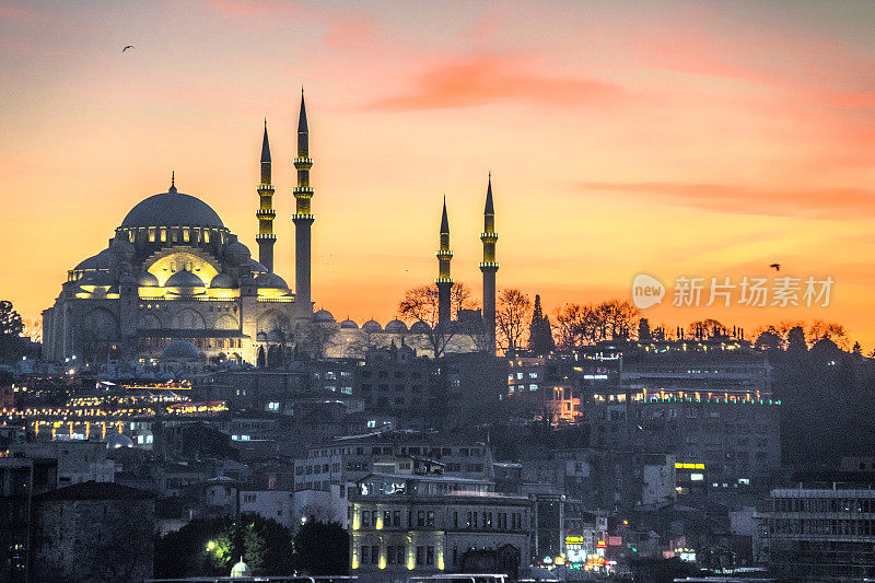 日落伊斯坦布尔的Rustem Pasha清真寺
